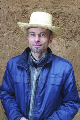 „Dažnai seni rąstiniai namai pastatyti ant akmenų kampuose ar itin silpnu pamatu. Jie paprastai subyra tik pradėjus kelti statinį. Tada tenka daryti naują pamatą, o kartu galima išlieti platesnį, kurio užtektų ir rąstams, ir šiaudams. Įmanoma šiltinti tiek palaidais šiaudais, tiek mūryti „kitkomis“ (šiaudų blokeliais“, - sako architektas Šiaudinių namų statytojų asociacijos narys Dalius Jurevičius.