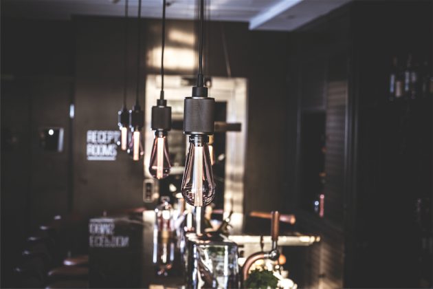 Kompanijos „Buster & Punch“  LED lemputės atrodo prabangiai bei elegantiškai net ir industrinio stiliaus interjere.