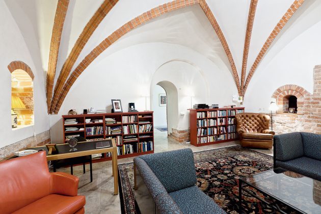 Sieninę nišą paryškina masyvus šviestuvas. (Raimondo Urbakavičiaus nuotr.)