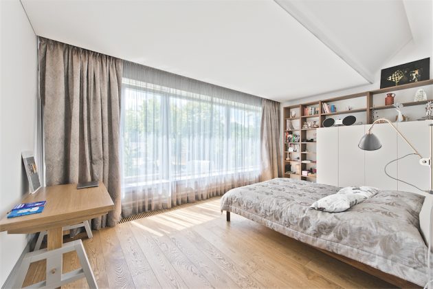 Mansardinio aukšto miegamuosiuose pakanka kelių užuominų - lovos galvūgalio, šviestuvų, ir norima nuotaika sukurta.