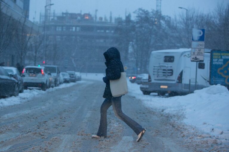 Košmariškos eismo sąlygos praėjusią parą Panevėžyje gatves pavertė ledo čiuožyklomis. Trečiadienį baigiantis darbo dienai siaučiant pūgai, o gatvėms pasidengus pačiu pavojingiausiu vadinamuoju „juodu“ ledu, net ir vos daugiau nei 20 kilometrų per valandą greičiu judantys automobiliai slysčiojo ir buvo sunkiai valdomi.