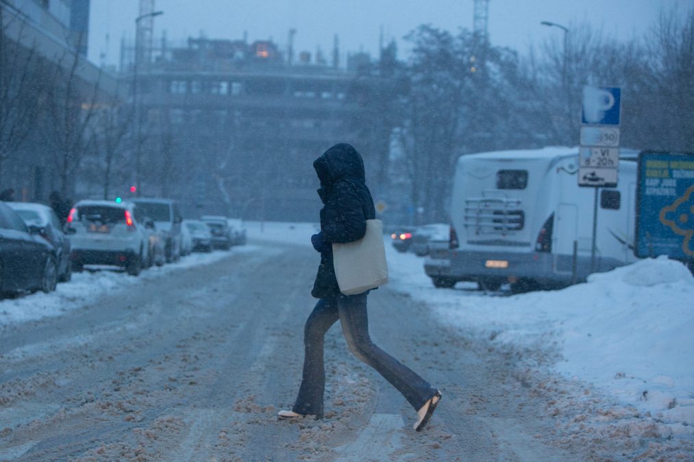Košmariškos eismo sąlygos praėjusią parą Panevėžyje gatves pavertė ledo čiuožyklomis. Trečiadienį baigiantis darbo dienai siaučiant pūgai, o gatvėms pasidengus pačiu pavojingiausiu vadinamuoju „juodu“ ledu, net ir vos daugiau nei 20 kilometrų per valandą greičiu judantys automobiliai slysčiojo ir buvo sunkiai valdomi.