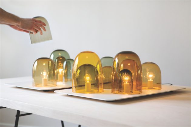 Bendras Andreo Engesviko ir Danieliaus Rybakkeno kūrinys – spalvoto stiklo šiltos šviesos ir minimalistinio stiliaus pagrindo kompozicija. Šviesos stiprumą galima sumažinti ant lemputės uždedant papildomą stiklo gaubtą.