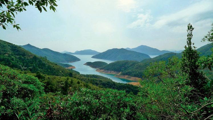 Prie miesto yra daug mažų salų, įlankų, poilsiautojams lengvai pasiekiamų paplūdimių ir kalnų.