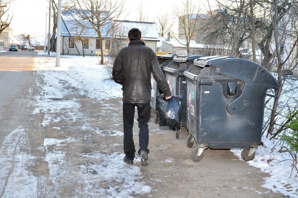 Keli Seimo nariai nuo 2020 metų siūlo taikyti naują komunalinių atliekų tvarkymo kainodarą. Siūloma, kad šiukšlių išvežimo kainos pastovioji dalis būtų nustatoma atsižvelgiant tik į gyventojų skaičių konkrečiame bute.