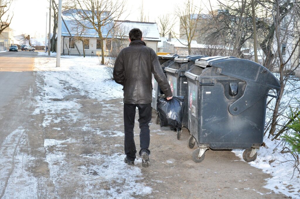 Panevėžio savivaldybė šventėms paruošė ne pačią smagiausią dovaną – trečdaliu didės mokestis už šiukšles. O didžiausia našta užguls vienišų ir daug nekilnojamojo turto turinčių gyventojų pečius.