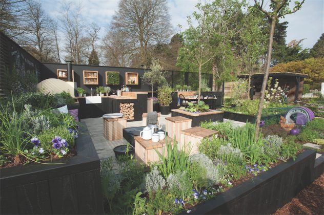 Sodelio centre akį džiugina nesudėtingos gėlių bei prieskoninių augalų lovelių kompozicijos.