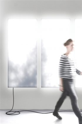 „Dailight Comes Sideway“ – saulės šviesa nutviekstos užuolaidos imitacija tarsi praplečia erdvę, šešėliai už „lango“ juda dėl dinamiško LED technologijomis išgaunamo šešėlių piešinio.