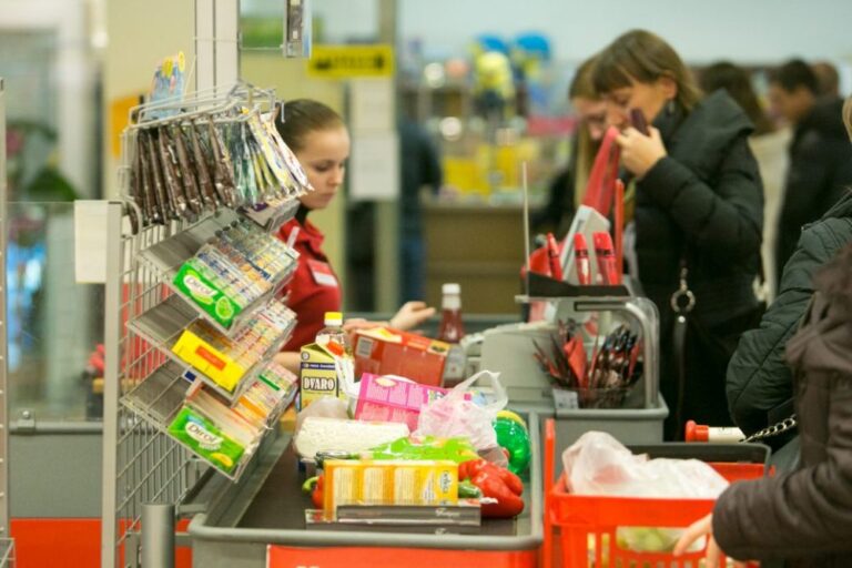 Apsipirkti mažoje parduotuvėje su maisto kuponu taps madinga, įsitikinęs žemės ūkio ministras. Giedrius Surplys tiki, kad visos šeimos su vaikais pirks tokiose parduotuvėse, o jose bus prekiaujama tik lietuvių ūkininkų išaugintomis daržovėmis.