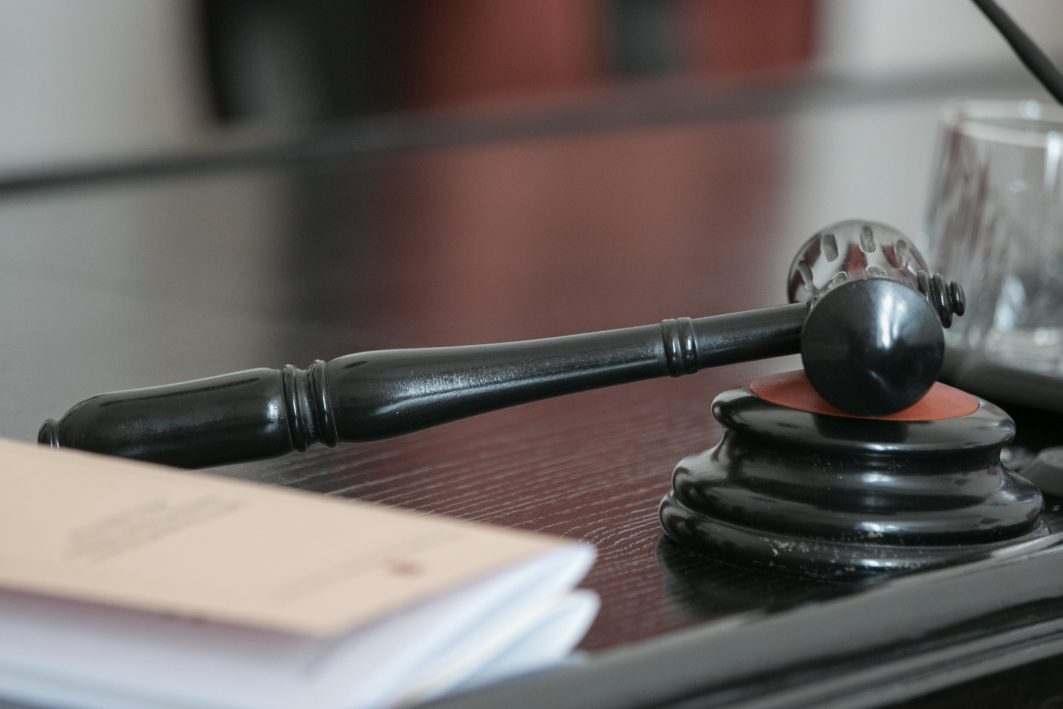 Panevėžio apygardos prokuratūroje baigtas ikiteisminis tyrimas dėl nužudymo. Netrukus į teisiamųjų suolą sės 56 metų panevėžietis V. V., kaltinamas tyčiniu artimos draugės nužudymu.