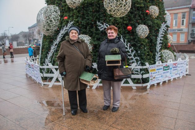 Laisvės aikštėje sutikti panevėžiečiai džiaugėsi gražia iniciatyva ir negailėdami aukojo pinigų. T. Šiaudinio nuotr. 