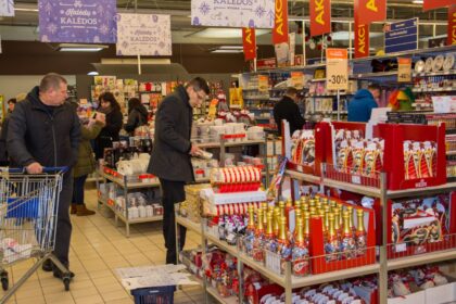 Nors lietuviai specialiai šventėms netaupo ir iš anksto nesirengia, šiais metais Kalėdų Senelis į namų duris belsis su pilnesniais dovanų maišais, o dovanos bus kruopščiau apgalvotos.