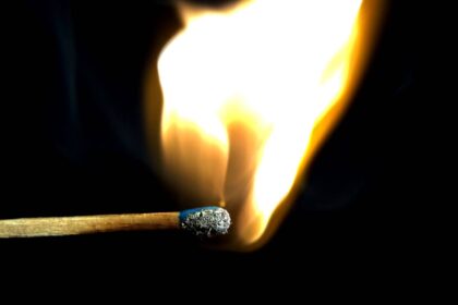 pareiškė, kad tą pačią dieną 10 val. 56 min. Panevėžyje, Vilties gatvėje, į jos butą, išlaužus duris, pateko 22 metų sūnus. Jis padegė butą.