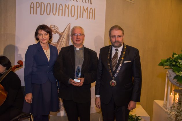 Tradicija. Kasmet „Sekundės“ ir „Panevėžio balso“ kolektyvas skiria nominaciją „Už žmogiškumą“. Šį kartą laureatu tapo dvasininkas Romualdas Zdanys. T. Šiaudinio nuotr.