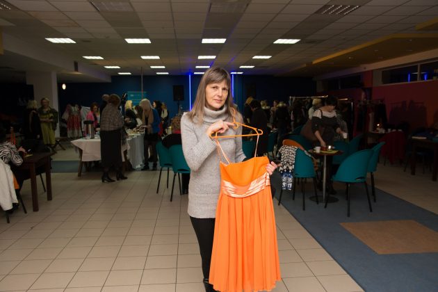 PRADŽIUGINO. Viena tris vaikus auginanti Vilma sako, kad iš minimalaus atlyginimo nusipirkti naują drabužį neįmanoma, todėl šią akciją vertiną kaip puikią kalėdinę dovaną. T. Šiaudinio nuotr.