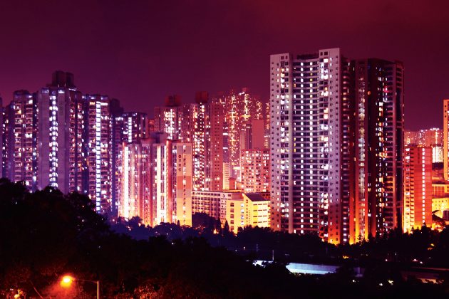 Dienos šviesą sutemus pakeičia milijonai lempučių. (Asmeninio archyvo nuotr).