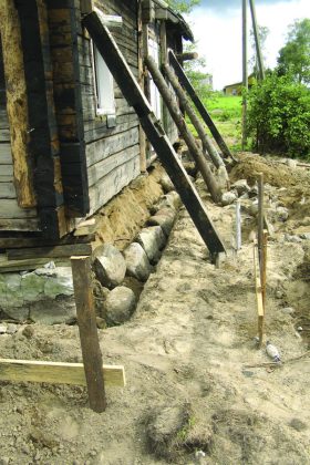 Rąstiniai namai dažniausiai statyti ant negiliai į žemę įleistų pamatų. Šiandien renovuojant pastatą reikia juos sustiprinti ir net apšiltinti.