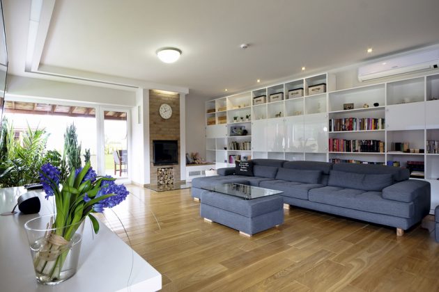 Daugiafunkciniai svetainės baldai padeda sukurti komforto pojūtį.