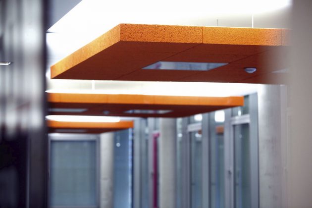 Naujojoje „Harley Davidson“ būstinėje Noi Izenburge (Vokietija) interjero dizaineriai, vadovaudamiesi nuostata „gimęs būti laukinis, bet nepernelyg triukšmingas“, lubose įrengė garsą sugeriančias akustines plokštes.