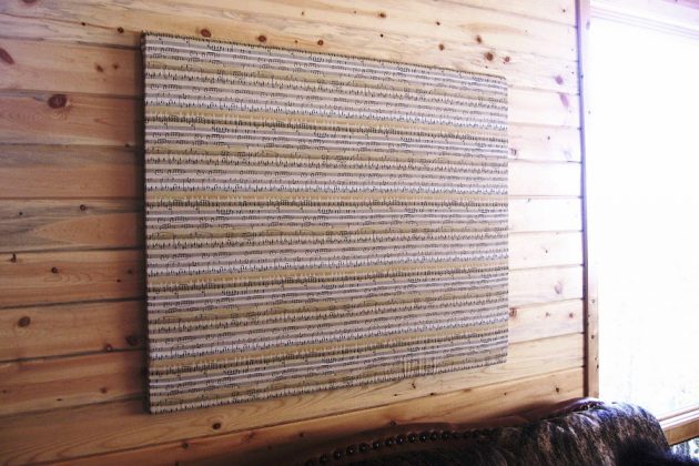 Akustinę plokštę galite pasidaryti patys, mineralinės vatos atraižą padengdami audiniu ir pakabindami ant sienos.