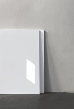 Plokštę „Surface Daylight“, po kurios paviršiumi įmontuoti LED šviestuvai, galima naudoti belangėje erdvėje – sukuriamas efektas, kad į patalpą patenka saulės spinduliai.