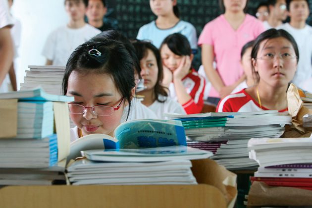 Moksleiviai trejus metus ruošiasi valstybiniam egzaminui, kurio pažymys lemia galimybę įstoti į vieną Kinijos aukštųjų mokyklų. (Vida Press nuotr.)