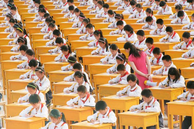 Kinų švietimo sistema parengia daug pirmūnų, bet iš esmės slopina intelektinį smalsumą. (Vida Press nuotr.)