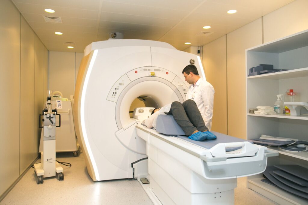 Turi informaciją – valdai pasaulį. Tačiau Panevėžio medicinos įstaigos, rodos, vis dar nori karaliauti šioje srityje, ir dažnas pacientas gydytojo kabinetą palieka mažai ką supratęs, o vėliau susizgrimba dar ir veltui mokėjęs.