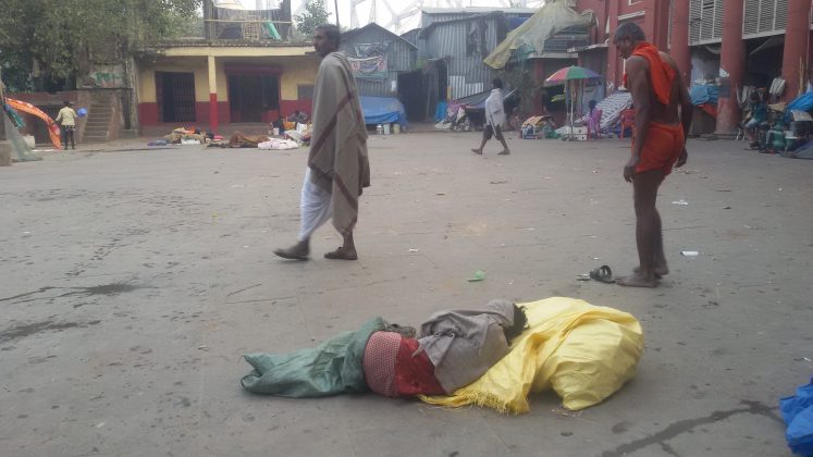 Kalkutos gatvėse miegantys benamiai – kasdienybė. I. Žvinakienė nežinojo, kaip, išvydus Indijos skurdą, reaguos jos širdis,  tačiau gatvėje gyvenančius žmones ji pamatė kitomis akimis. Asmeninio archyvo nuotr.