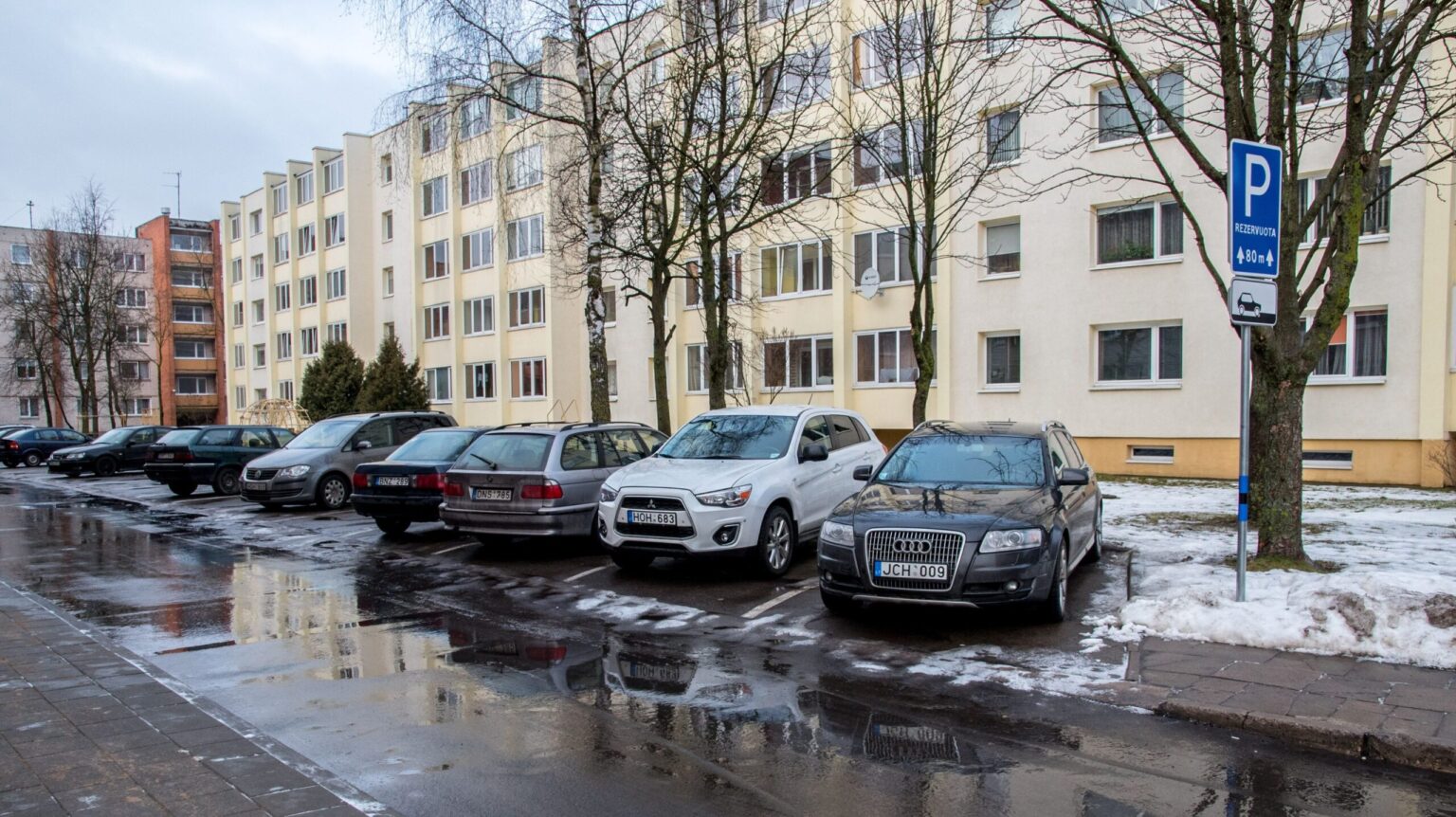 Statydama savo automobilį daugiabučio, kuriame gyvena, kieme, dabar Panevėžyje gyvenanti šiaulietė sulaukė ne tik perspėjimų, bet ir gavo baudą.