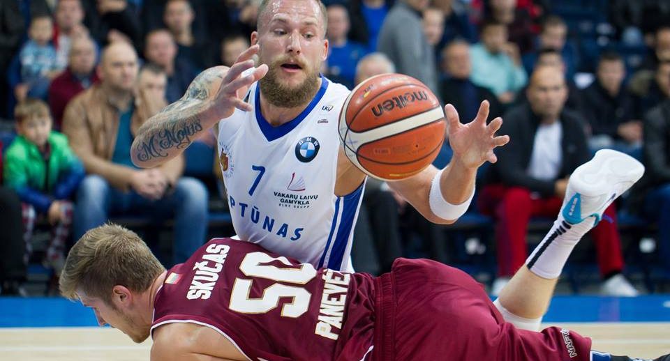 Nors tai kadras iš mačo Panevėžyje, tačiau jis neblogai atspindi sekmadienio rungtynių Klaipėdoje situaciją. „Neptūno“ krepšininkai viską darė greičiau, tiksliau, kovingiau.