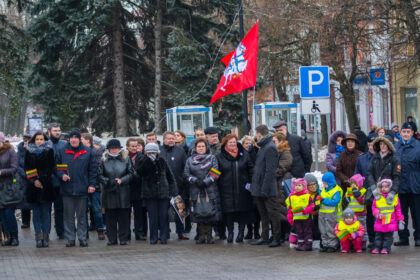 Prieš 26-erius metus bendram tikslui susivieniję lietuviai pasipriešino agresoriams ir iškovojo nepriklausomybę. Tačiau žmonių atmintyje vis dar gyvi kruvinosios sausio 13-osios nakties prisiminimai, kai žuvo 14 žmonių, o dar 702 buvo sužeisti.