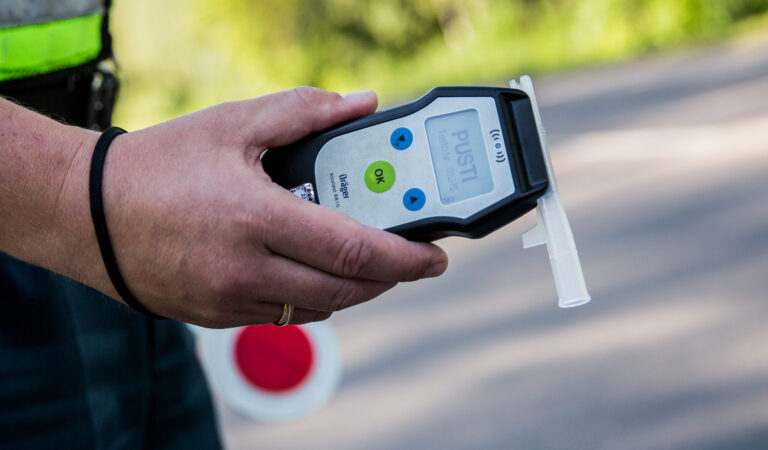 Neblaivūs vairuotojai. Baudžiamosios atsakomybės grėsmė neatbaido noro prie automobilio vairo sėsti neblaiviam.