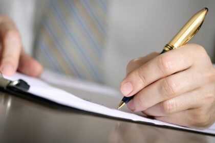 Pastebima, kad dalis žmonių vis dar neigiamai vertina skundimąsi ir nesuvokia to kaip pilietiškumo.