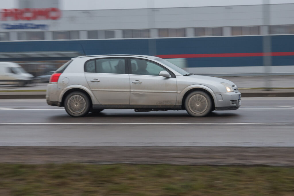 Trečiadienio vakarą policijos pareigūnams įkliuvo visiškai girtas vairuotojas. Jam nustatytas beveik pusketvirtos promilės girtumas.