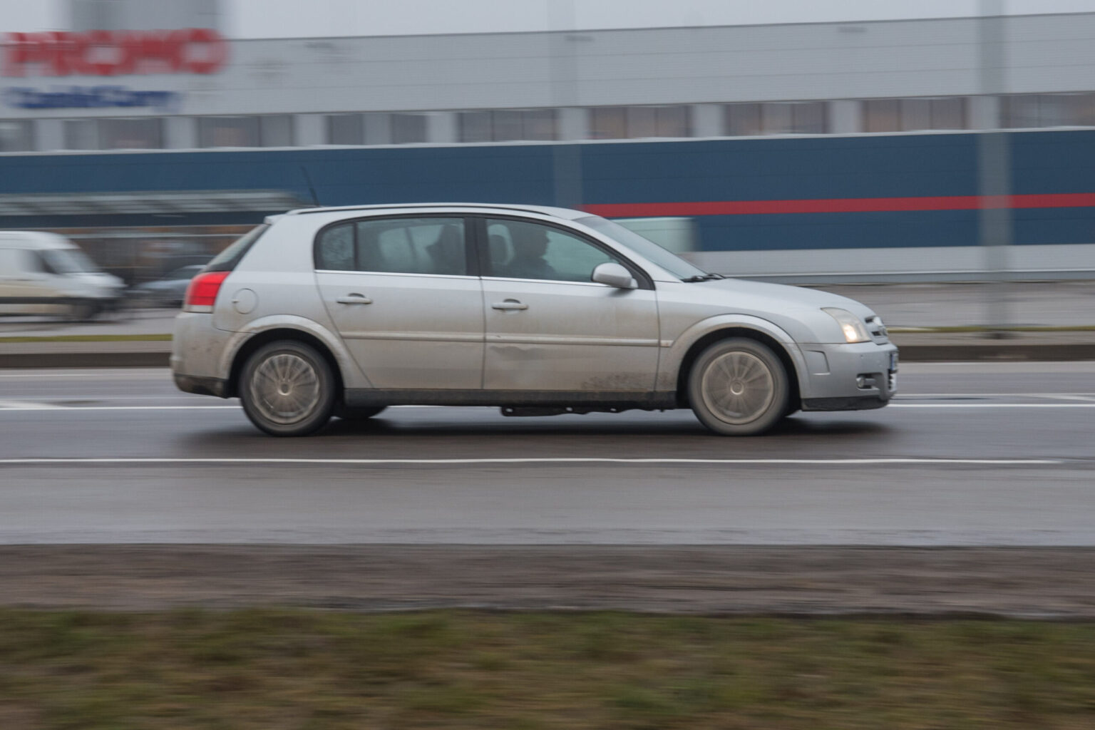 Trečiadienio vakarą policijos pareigūnams įkliuvo visiškai girtas vairuotojas. Jam nustatytas beveik pusketvirtos promilės girtumas.
