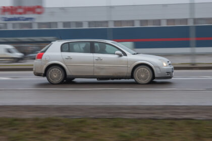 Trečiadienio vakarą policijos pareigūnams įkliuvo visiškai girtas vairuotojas. Jam nustatytas beveik pusketvirtos promilės girtumas.