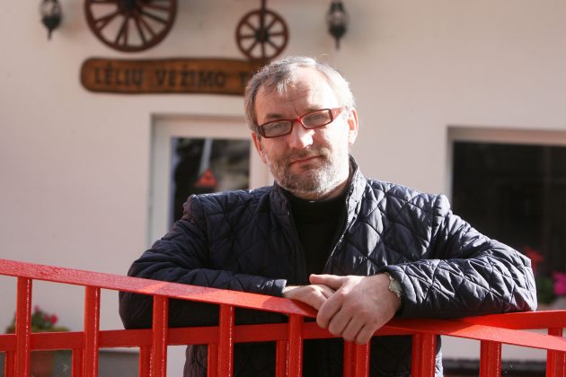 Panevėžio lėlių vežimo teatro vadovas A. Markuckis su kartėliu priėmė žinią, kad trisdešimt metų puoselėta tradicija buvo nustumta.