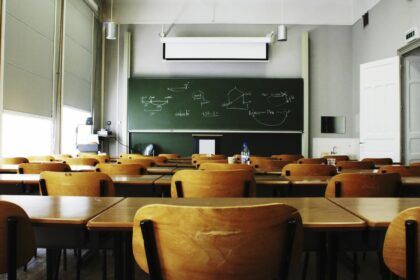 Tyrimai atskleidžia, kad daugiau kaip pusėje savivaldybių kas penktas dešimtokas nepasiekia net patenkinamo matematikos lygio. Kai kuriose Panevėžio mokyklose mokinių žinios turėtų šokiruoti ne tik tyrimo autorius, bet ir pačius mokytojus.