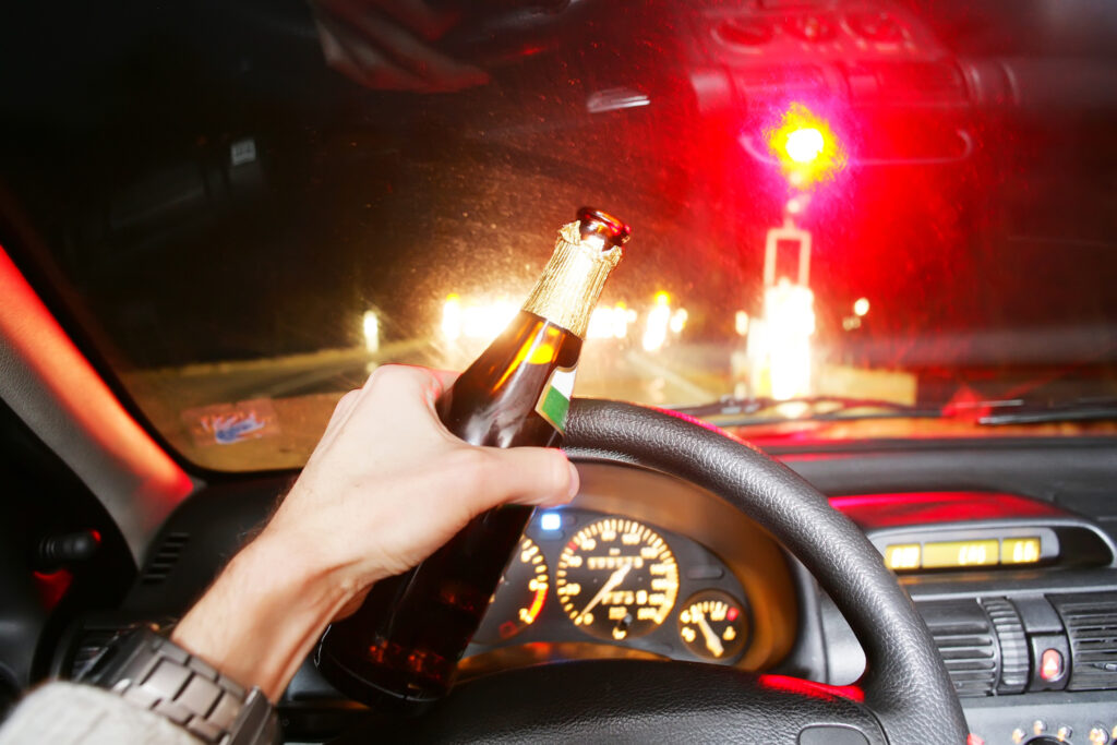 Nuo sausio mėnesio įsigaliojusios griežtesnės bausmės prie vairo pričiuptiems neblaiviems vairuotojams panevėžiečių negąsdina.