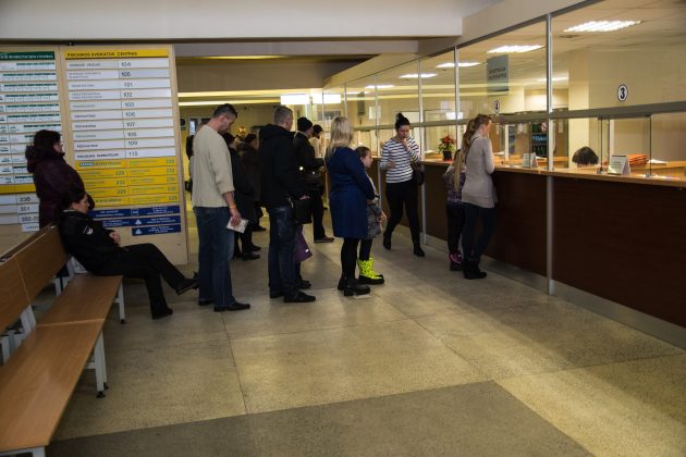 Nors eilės poliklinikoje nemažėja, didelė dalis suaugusiųjų pripažįsta, kad į darbą eina net sirgdami.