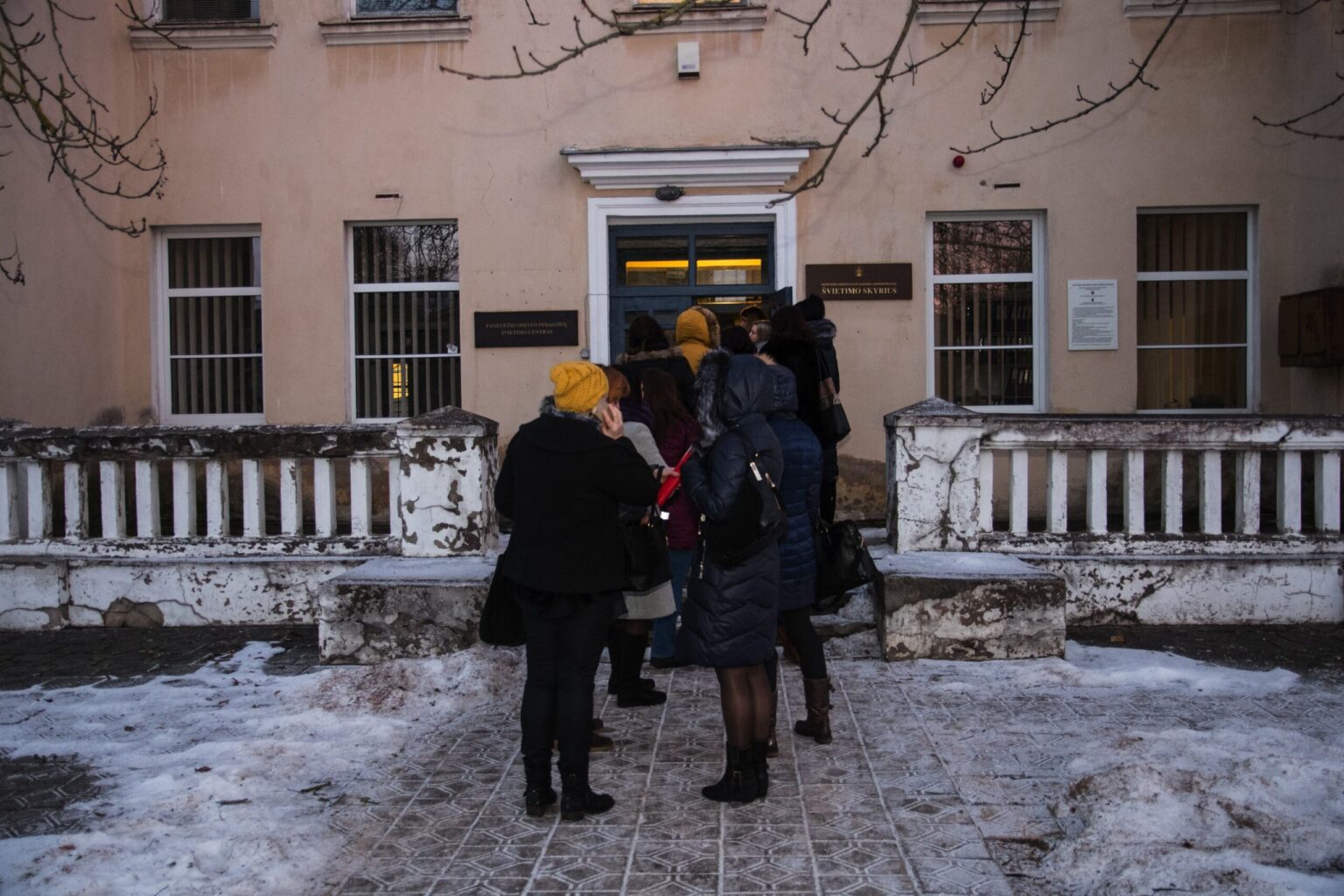 Kai kurie tėvai paduoti prašymo į gimnaziją suskubo nuo ankstaus ryto, o atėjusiesiems apie aštuntą valandą jau teko stovėti lauke.