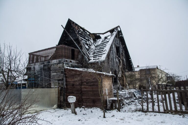 Po savaitgalį Paįstrio seniūnijoje kilusio gaisro sudegusio namo savininkams liko tik automobilis ir drabužiai, kuriuos jie dėvėjo tą vakarą.