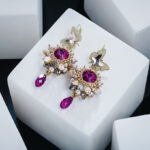 Panevėžietė Simona Brazdžionytė gerai žinoma grožio pasaulyje. Papuošalų ir aksesuarų dizainerės kūriniais dabinasi daugelis pramogų pasaulio moterų.