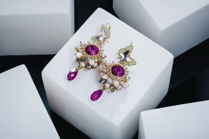 Panevėžietė Simona Brazdžionytė gerai žinoma grožio pasaulyje. Papuošalų ir aksesuarų dizainerės kūriniais dabinasi daugelis pramogų pasaulio moterų.