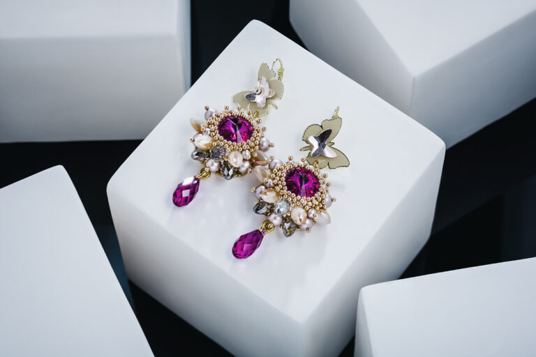 Panevėžietė Simona Brazdžionytė gerai žinoma grožio pasaulyje. Papuošalų ir aksesuarų dizainerės kūriniais dabinasi daugelis pramogų pasaulio moterų.