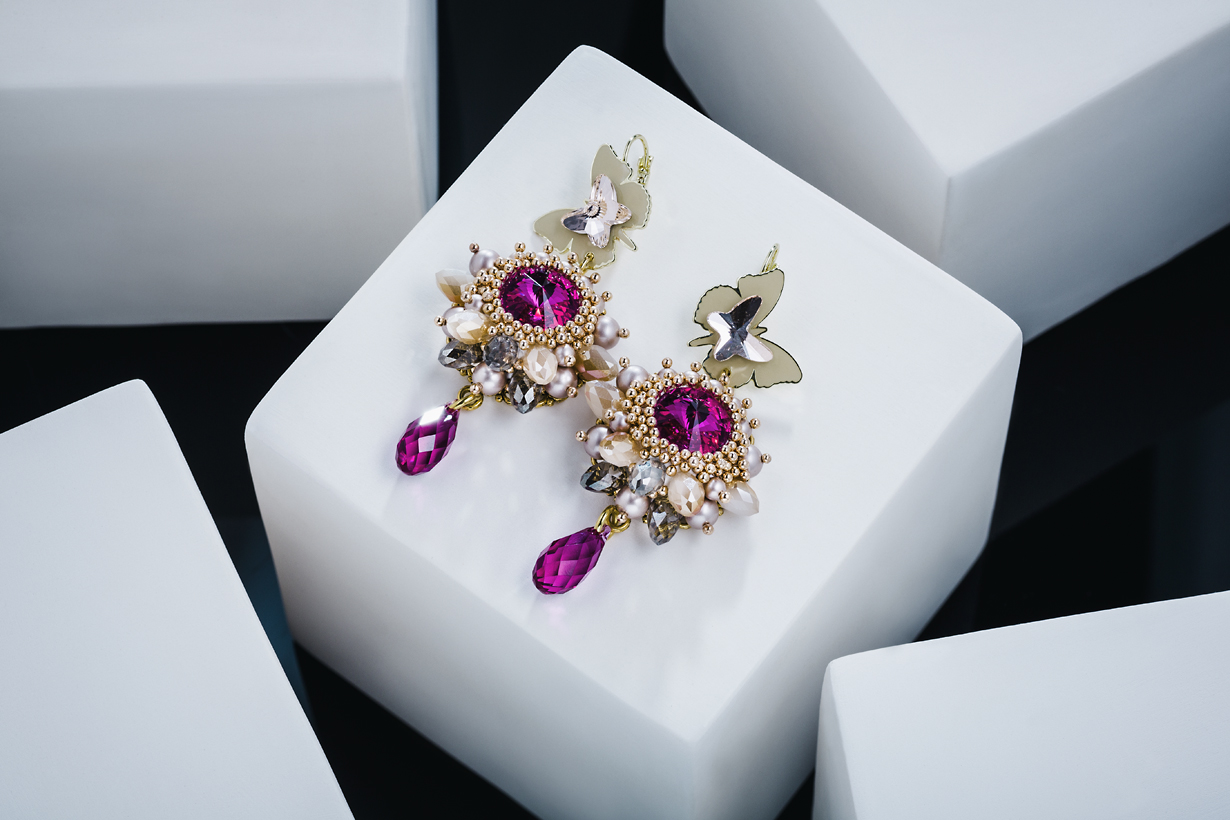 Panevėžietė Simona Brazdžionytė gerai žinoma grožio pasaulyje. Papuošalų ir aksesuarų dizainerės kūriniais dabinasi daugelis pramogų pasaulio moterų.