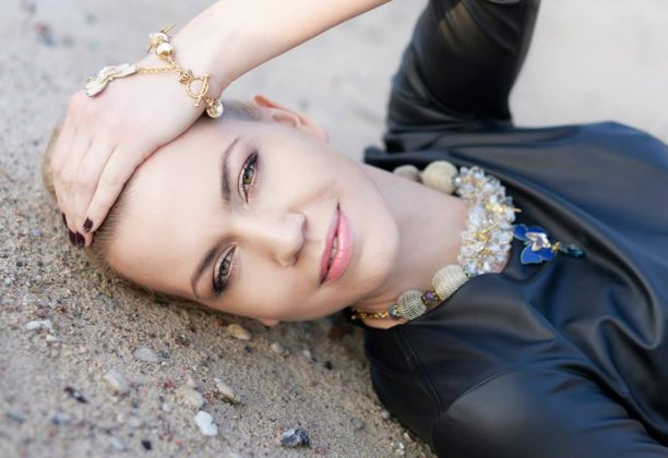 Papuošalų ir aksesuarų dizainerė S. Brazdžionytė tvirtina išmokusi nubrėžti ribą tarp darbo ir laiko, kurį galinti skirti tik sau ir savo pomėgiams. Asmeninio archyvo nuotr.