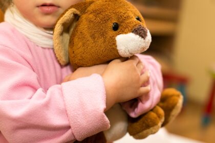 Pirmadienio rytą į Panevėžio vaikų darželį atvestas penkiametis su smurto žymėmis ant kūno. Darbuotojos apie galbūt sumuštą vaiką pranešė policijai.