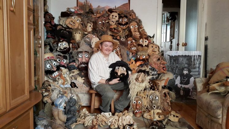 Per sezoną auksarankis meistras išdrožia apie penkiasdešimt įvairiausių Užgavėnių kaukių. 